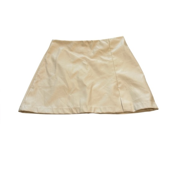 TCEC Cream Faux Leather Mini Skirt With Side Slit - Picture 2 of 9